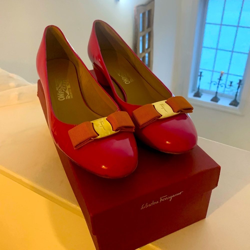 Beautiful SF low heel pumps